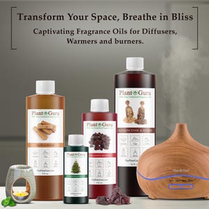 K&ouml;nnte beinhalten: Vier Flaschen Plant Guru Duft&ouml;le in 59 ml, 118 ml, 237 ml und 473 ml, ein elektrischer Diffusor in Holzoptik mit Nebel und ein Keramik-&Ouml;lbrenner mit brennendem Teelicht. Der Text lautet: Transform Your Space, Breathe in Bliss.
