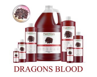Puede incluir: Una variedad de botellas y recipientes de líquido rojo etiquetados como "Dragons Blood" de Plant Guru. Los recipientes varían en tamaño, desde botellas pequeñas hasta un gran bidón de un galón, todos llenos de un líquido rojo intenso. Una pequeña imagen circular muestra un primer plano del producto.