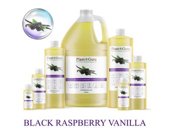 Könnte beinhalten: Verschiedene Größen gelber Flüssigkeitsflaschen mit der Aufschrift "Plant Guru" und dem Text "Black Raspberry Vanilla". Die Flaschen zeigen eine Grafik von Brombeeren und Vanilleschoten. Der Text "ThePlantGuru.com" ist ebenfalls sichtbar.