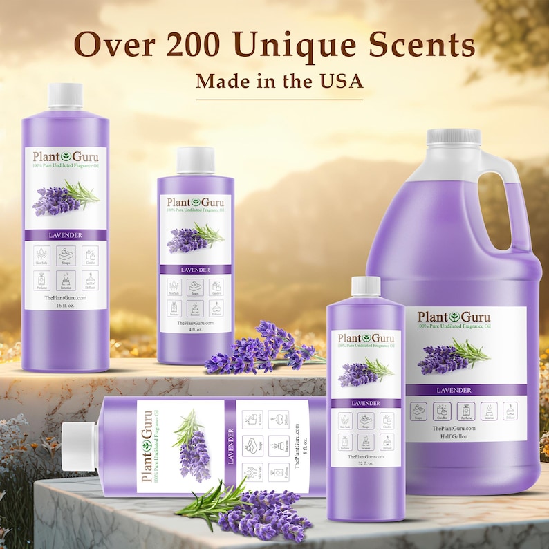 K&ouml;nnte beinhalten: Verschiedene Gr&ouml;&szlig;en von Plant Guru Lavendel-Duft&ouml;lflaschen. Die lila Flaschen haben wei&szlig;e Etiketten mit einer Lavendelzweig-Illustration. Der Text "Over 200 Unique Scents" und "Made in the USA" ist sichtbar.