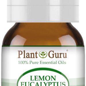 Op de afbeelding: Een bruine glazen fles Plant Guru Lemon Eucalyptus etherische olie. Het etiket luidt "100% Pure Essential Oils" en "Lemon Eucalyptus Eucalyptus Citriadora". De fles bevat 5 ml.