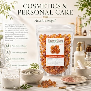 Op de afbeelding: Een doorzichtige plastic zak gevuld met amberkleurige Arabische gomhars, gelabeld Plant Guru Natural Herbs & Botanicals. De verpakking vermeldt Acacia Senegal, 8 oz. / 0.5 lb. en diverse cosmetische toepassingen. Ernaast staan schaaltjes met cr&egrave;me, poeder en harsstukjes.
