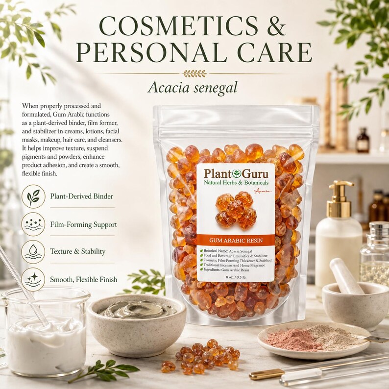 Op de afbeelding: Een doorzichtige plastic zak gevuld met amberkleurige Arabische gomhars, gelabeld Plant Guru Natural Herbs & Botanicals. De verpakking vermeldt Acacia Senegal, 8 oz. / 0.5 lb. en diverse cosmetische toepassingen. Ernaast staan schaaltjes met cr&egrave;me, poeder en harsstukjes.