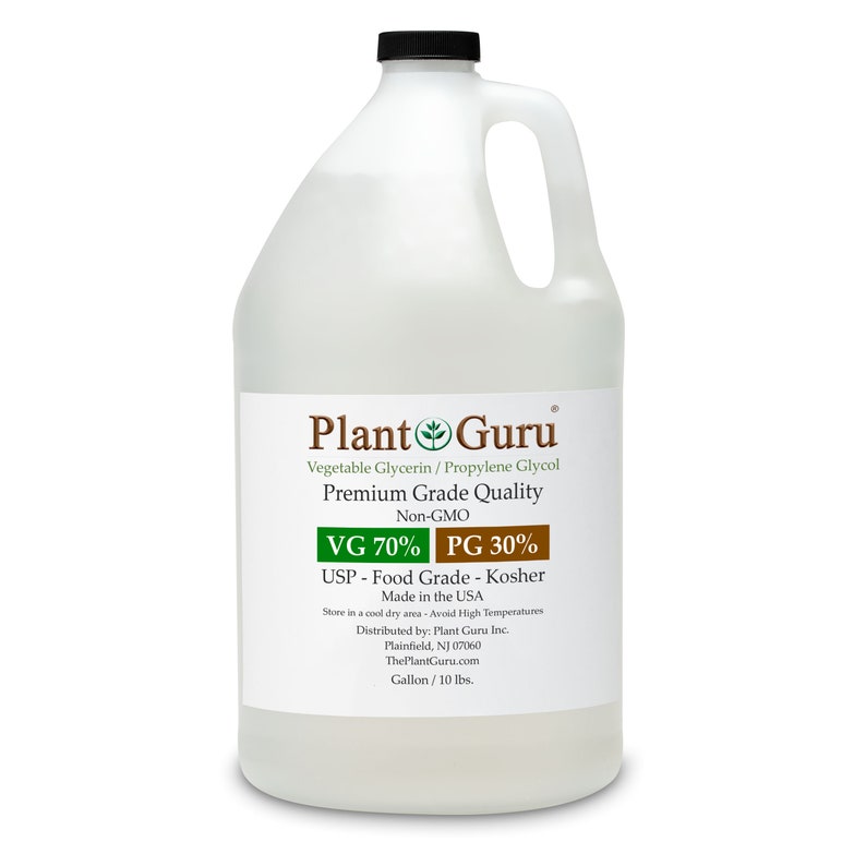 Op de afbeelding: Een heldere gallon-grootte container met plantaardige glycerine en propyleenglycol van Plant Guru. Het etiket geeft een VG 70% en PG 30% mengsel aan, USP food grade en non-GMO. De container heeft een zwarte dop en een handvat. Gemaakt in de VS.