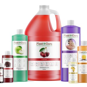 K&ouml;nnte beinhalten: Verschiedene Flaschen Plant Guru Duft&ouml;l in verschiedenen Gr&ouml;&szlig;en. Die Flaschen sind mit D&uuml;ften wie Kirsche, Apple Fantasy und Citrus Vanilla beschriftet. Die gr&ouml;&szlig;te Flasche ist rot, die anderen sind gr&uuml;n, lila und orange.