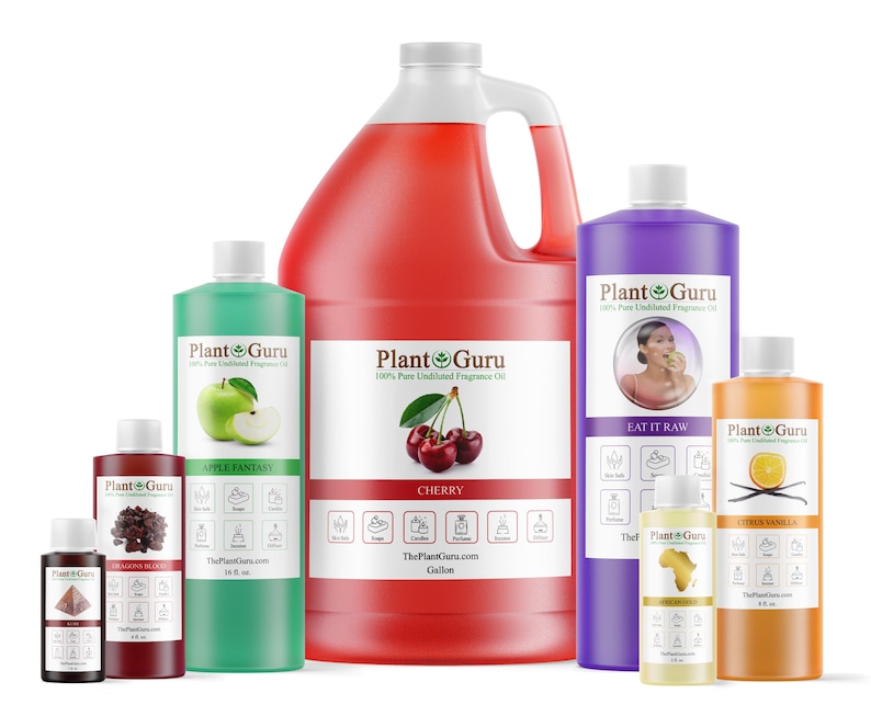 K&ouml;nnte beinhalten: Verschiedene Flaschen Plant Guru Duft&ouml;l in verschiedenen Gr&ouml;&szlig;en. Die Flaschen sind mit D&uuml;ften wie Kirsche, Apple Fantasy und Citrus Vanilla beschriftet. Die gr&ouml;&szlig;te Flasche ist rot, die anderen sind gr&uuml;n, lila und orange.