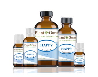 Op de afbeelding: Een verzameling bruine glazen flessen met etherische olie en zwarte doppen. De flessen zijn gelabeld met "Plant Guru" en "HAPPY Synergy Blend". De maten variëren van 30 ml tot 120 ml. De etiketten hebben een blauw-wit ontwerp.