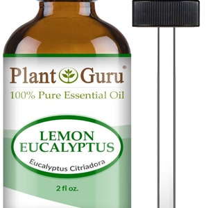 Op de afbeelding: Een bruine glazen fles Plant Guru Lemon Eucalyptus essenti&euml;le olie met een zwarte dop en een druppelaar. Het etiket luidt "100% Pure Essential Oil" en "2 fl oz.". De fles wordt vergezeld door een heldere glazen druppelaar.