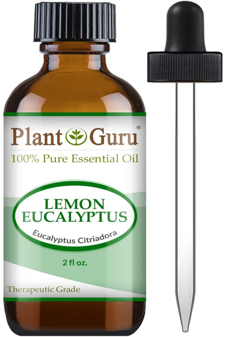 Op de afbeelding: Een bruine glazen fles Plant Guru Lemon Eucalyptus essenti&euml;le olie met een zwarte dop en een druppelaar. Het etiket luidt "100% Pure Essential Oil" en "2 fl oz.". De fles wordt vergezeld door een heldere glazen druppelaar.