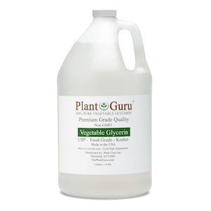 Puede incluir: Una garrafa de pl&aacute;stico transl&uacute;cido de un gal&oacute;n con glicerina vegetal 100% pura de Plant Guru. La etiqueta blanca incluye el texto: Plant Guru, Premium Grade Quality, Non-GMO, Vegetable Glycerin, USP - Food Grade - Kosher, Made in the USA, 1 Gallon / 10 lbs.