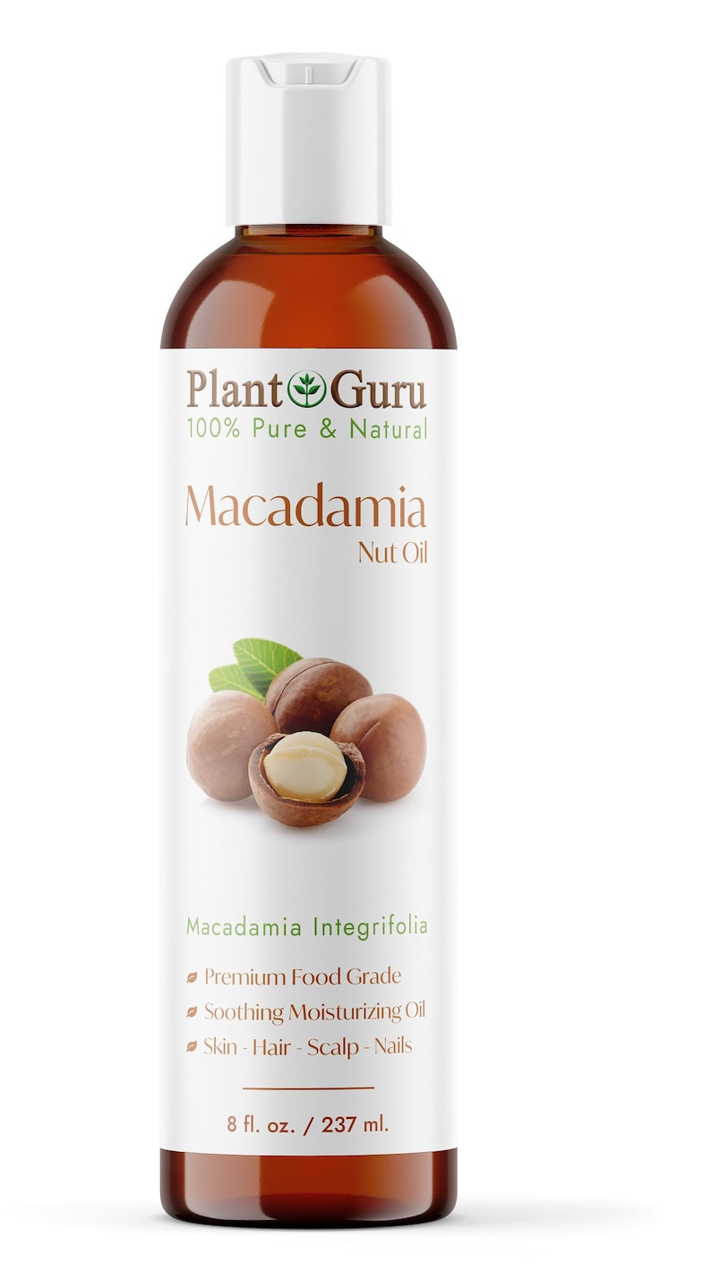 以下が含まれることがあります： Plant Guruのマカダミアナッツオイルの茶色のボトル。ラベルには「100％ Pure & Natural」の文字とマカダミアナッツのグラフィックが描かれています。ボトルには237 mlのオイルが入っており、肌、髪、頭皮、爪に適しています。