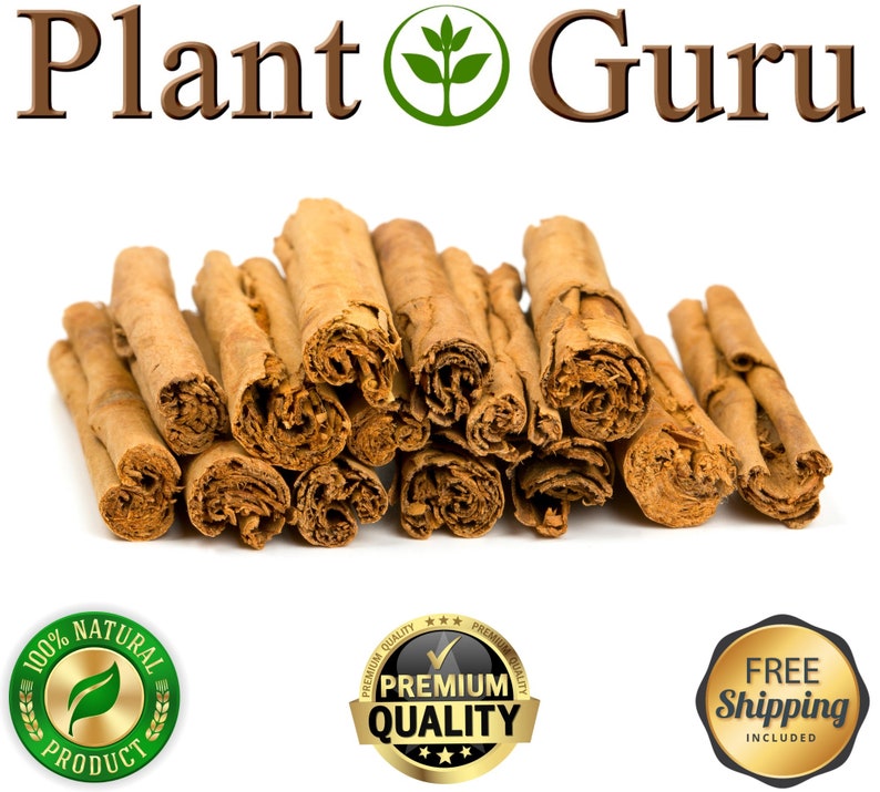 Op de afbeelding: Een stapel lichtbruine kaneelstokjes, opgerold, tegen een witte achtergrond. De tekst "Plant Guru" is zichtbaar. De afbeelding bevat zegels met "100% Natural Product", "Premium Quality" en "Free Shipping Included".