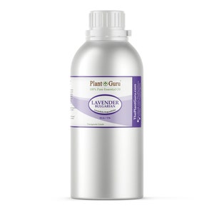 Op de afbeelding: Een grote, zilveren metalen fles met essenti&euml;le lavendelolie. Het etiket luidt "Lavendel Bulgaars" en "100% Pure Essenti&euml;le Olie". De fles bevat 1,65 liter olie en is gelabeld "Therapeutische Kwaliteit".