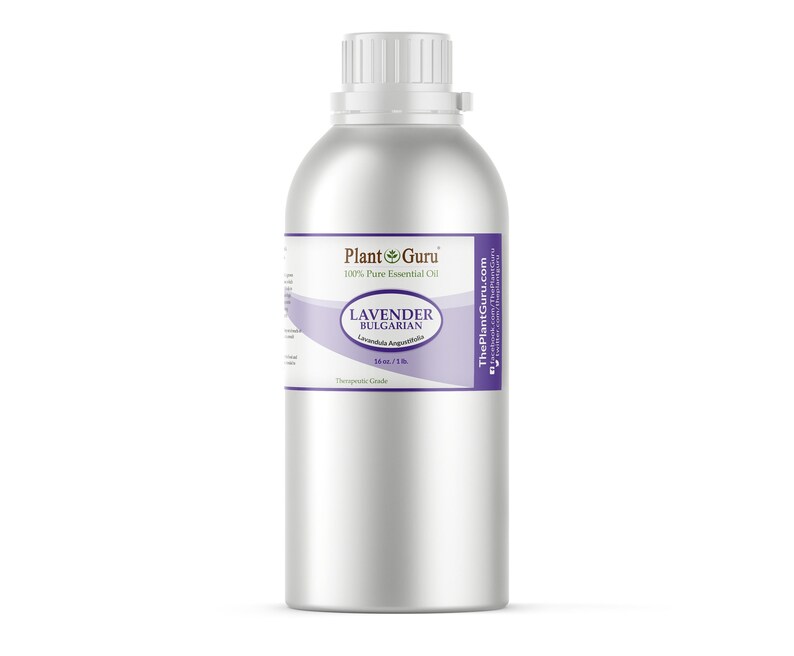 Op de afbeelding: Een grote, zilveren metalen fles met essenti&euml;le lavendelolie. Het etiket luidt "Lavendel Bulgaars" en "100% Pure Essenti&euml;le Olie". De fles bevat 1,65 liter olie en is gelabeld "Therapeutische Kwaliteit".