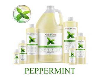 Puede incluir: Una colección de botellas de aceite de fragancia de menta piperita Plant Guru de varios tamaños, incluido un galón, con un logotipo de hoja de menta piperita verde. La palabra "PEPPERMINT" se muestra en texto verde.