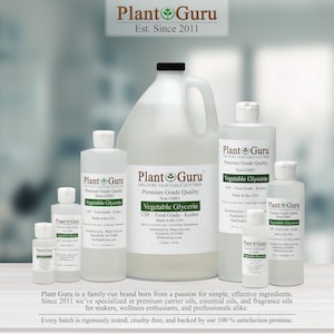 Puede incluir: Una colecci&oacute;n de siete botellas de pl&aacute;stico transparente de varios tama&ntilde;os que contienen glicerina vegetal Plant Guru. Cada botella tiene una etiqueta blanca con texto verde que indica glicerina vegetal 100% pura, calidad premium, sin OGM, USP, grado alimenticio y kosher.
