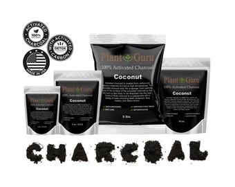 Könnte beinhalten: Eine Auswahl an Aktivkohleprodukten von Plant Guru. Das Bild zeigt mehrere schwarze Beutel mit Kokosnusskohle, von 113g bis 2.27kg. Das Wort "CHARCOAL" ist unten mit Holzkohle geschrieben.