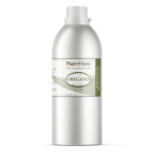 Puede incluir: Una botella de metal plateado de aceite esencial de or&eacute;gano. La etiqueta dice "Plant Guru 100% Pure Essential Oil OREGANO" con el nombre bot&aacute;nico y un volumen de 946 ml / 0,9 kg. La botella tiene una tapa blanca y una etiqueta verde y blanca.