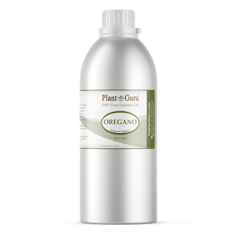 Puede incluir: Una botella de metal plateado de aceite esencial de or&eacute;gano. La etiqueta dice "Plant Guru 100% Pure Essential Oil OREGANO" con el nombre bot&aacute;nico y un volumen de 946 ml / 0,9 kg. La botella tiene una tapa blanca y una etiqueta verde y blanca.