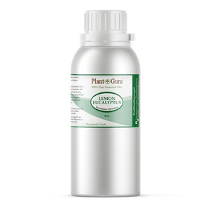 Op de afbeelding: Een zilveren metalen fles met een witte dop, met het label "Plant Guru 100% Pure Essential Oils". Het label leest "LEMON EUCALYPTUS" en "Eucalyptus Citriodora". De fles bevat 237 ml en is "Therapeutic Grade".