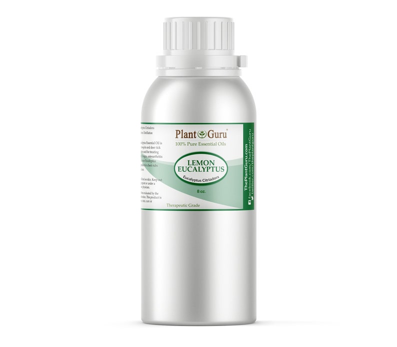 Op de afbeelding: Een zilveren metalen fles met een witte dop, met het label "Plant Guru 100% Pure Essential Oils". Het label leest "LEMON EUCALYPTUS" en "Eucalyptus Citriodora". De fles bevat 237 ml en is "Therapeutic Grade".