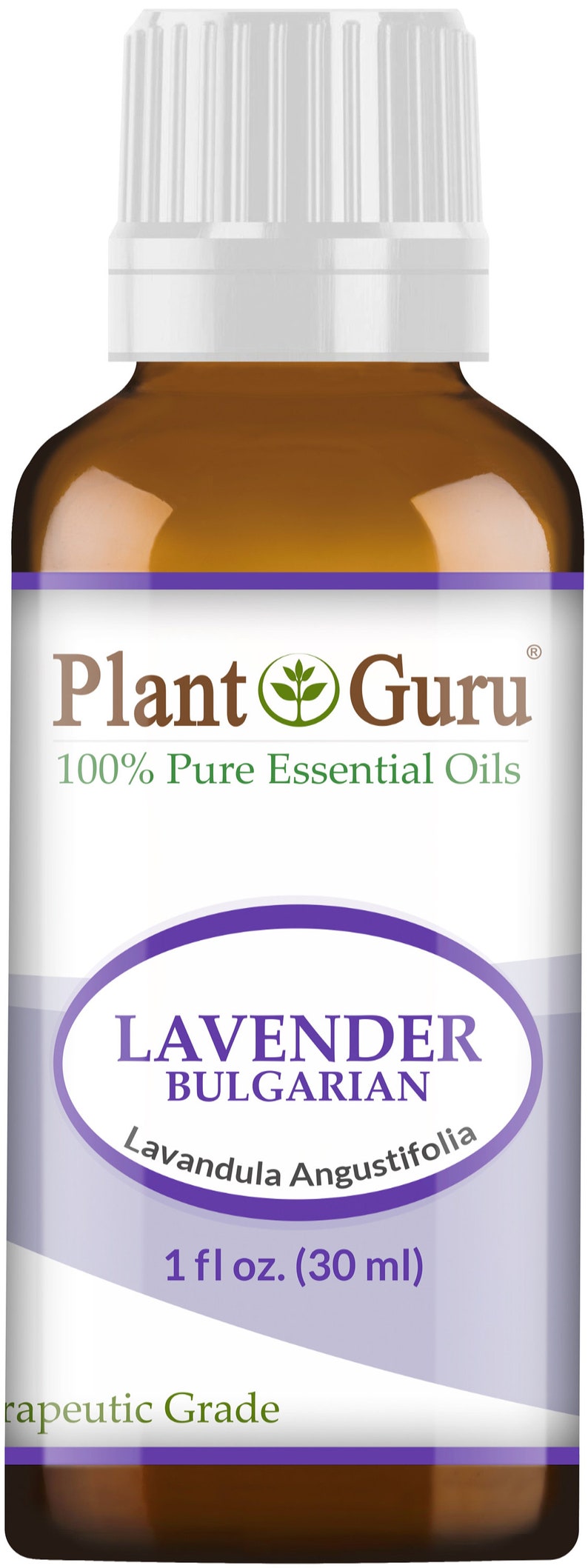 Op de afbeelding: Een bruine glazen fles Plant Guru Lavendel Bulgaarse etherische olie. Het etiket bevat de tekst "100% Pure Essential Oils" en "30 ml". De fles heeft een witte dop.
