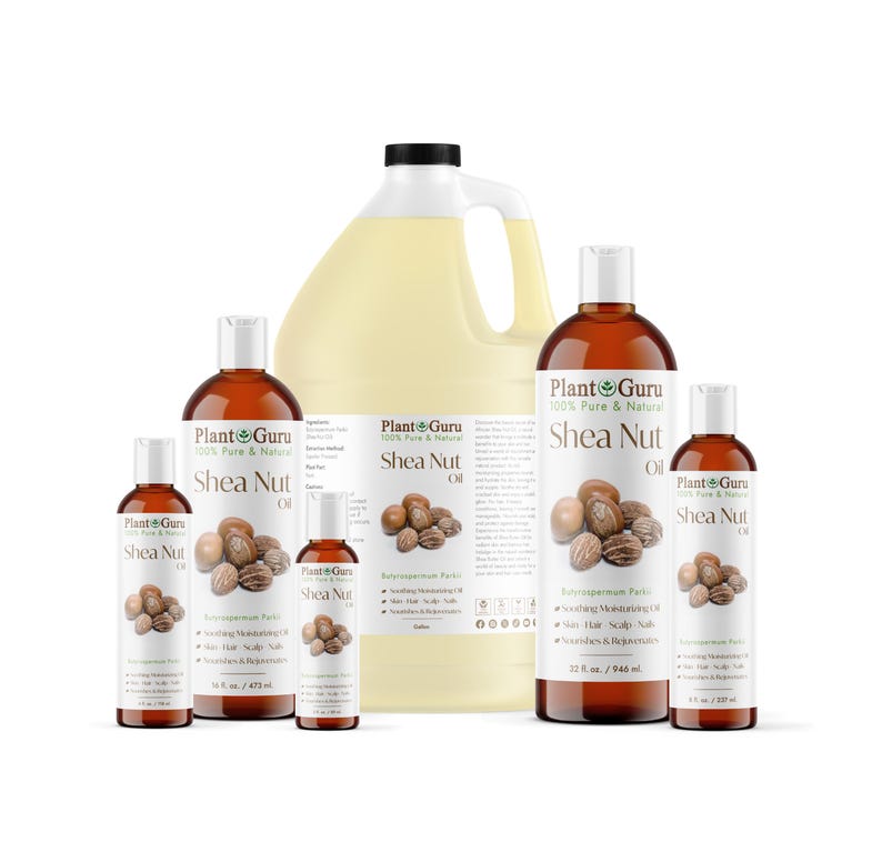 Puede incluir: Una colecci&oacute;n de botellas de aceite de karit&eacute; Plant Guru y un bid&oacute;n grande. Las botellas tienen etiquetas marrones y tapas blancas. Las etiquetas muestran nueces de karit&eacute; y texto. El bid&oacute;n grande es amarillo con tapa negra.