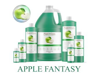 Könnte beinhalten: Eine Sammlung grüner Flaschen und Krüge verschiedener Größen, beschriftet mit "Plant Guru Apple Fantasy". Jedes Gefäß zeigt eine Grafik eines grünen Apfels mit einer Scheibe. Der Text "Apple Fantasy" ist darunter abgebildet.
