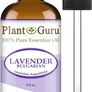 Op de afbeelding: Een bruine glazen fles Plant Guru Lavendel Bulgaarse essenti&euml;le olie met een druppelaar. Het etiket luidt "100% Pure Essential Oil" en "4 fl oz.". De fles heeft een zwarte dop en een heldere glazen druppelaar.