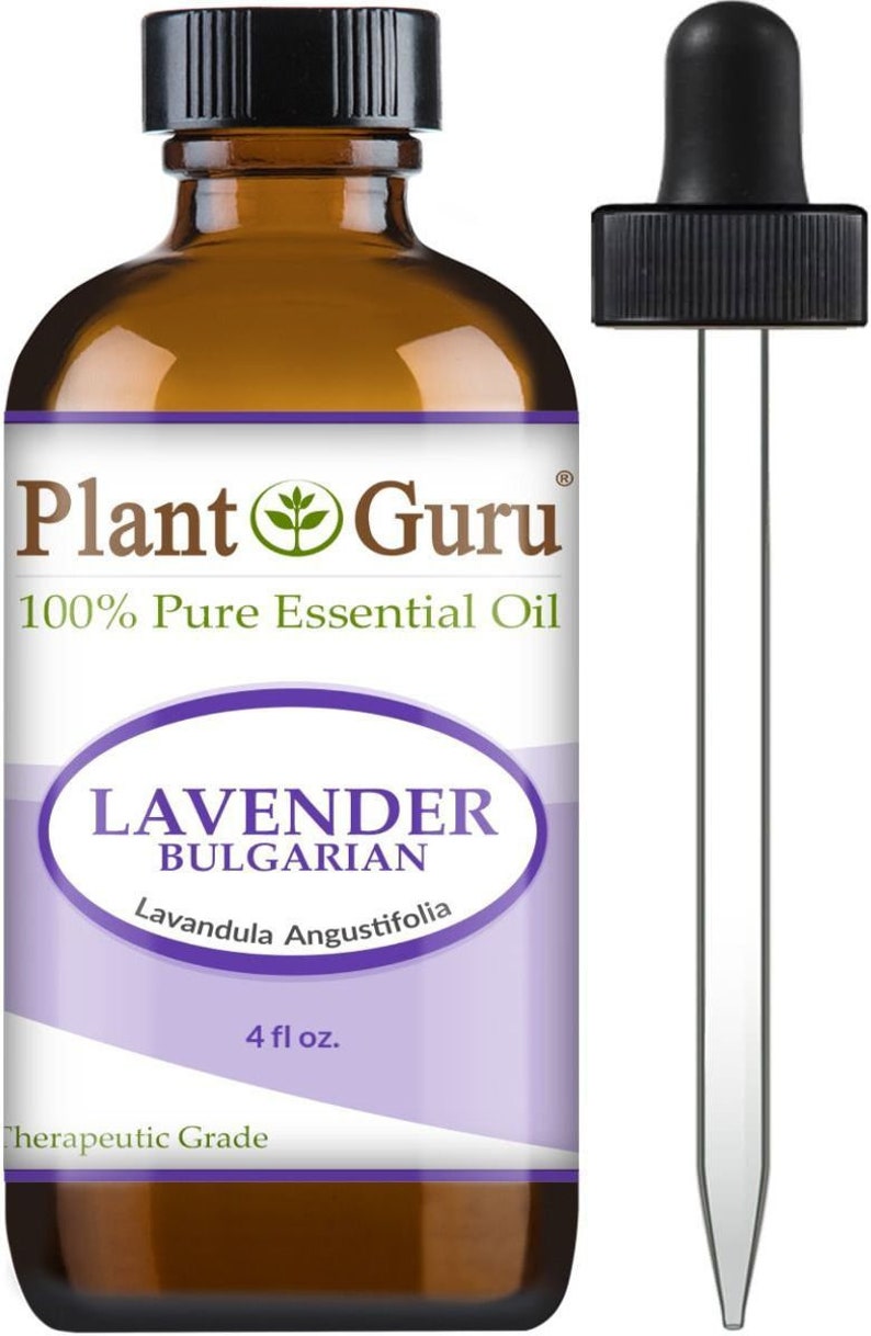 Op de afbeelding: Een bruine glazen fles Plant Guru Lavendel Bulgaarse essenti&euml;le olie met een druppelaar. Het etiket luidt "100% Pure Essential Oil" en "4 fl oz.". De fles heeft een zwarte dop en een heldere glazen druppelaar.