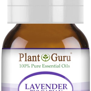 Op de afbeelding: Een bruine glazen fles Plant Guru Lavendel Bulgaarse etherische olie. Het etiket bevat de tekst "100% Pure Essential Oils" en "Lavandula Angustifolia". De fles bevat 5 ml olie.