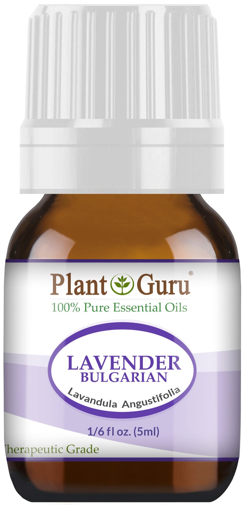 Op de afbeelding: Een bruine glazen fles Plant Guru Lavendel Bulgaarse etherische olie. Het etiket bevat de tekst "100% Pure Essential Oils" en "Lavandula Angustifolia". De fles bevat 5 ml olie.