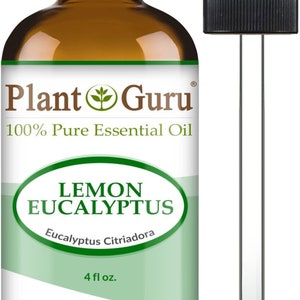 Op de afbeelding: Bruine glazen fles Plant Guru Lemon Eucalyptus essenti&euml;le olie met een zwarte pipet. Het etiket luidt "100% Pure Essential Oil" en "Lemon Eucalyptus, Eucalyptus Citriadora, 118 ml."