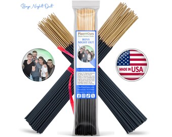 Puede incluir: Tres paquetes de varitas de incienso negras con extremos de madera marrón claro. El paquete central está en una funda de plástico transparente etiquetada Plant Guru Boys Night Out con una foto de cuatro hombres. Incluye insignia de bandera.