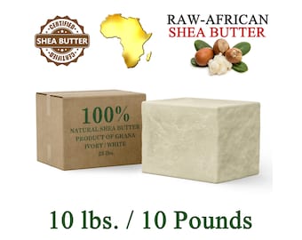 Puede incluir: Un bloque de manteca de karité de color marfil junto a una caja de cartón con la etiqueta "100% Manteca de Karité Natural, Producto de Ghana, Ivory/White, 11.34 kg". La imagen también muestra nueces y hojas de manteca de karité, un mapa de África y el texto "Raw-African Shea Butter."