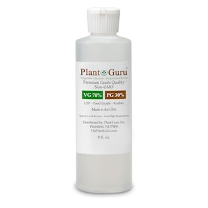 Op de afbeelding: Een doorzichtige plastic fles met een witte dop, met het label "Plant Guru". Het etiket geeft aan dat de inhoud plantaardige glycerine en propyleenglycol is, met VG 70% en PG 30%. De fles bevat 237 ml vloeistof.