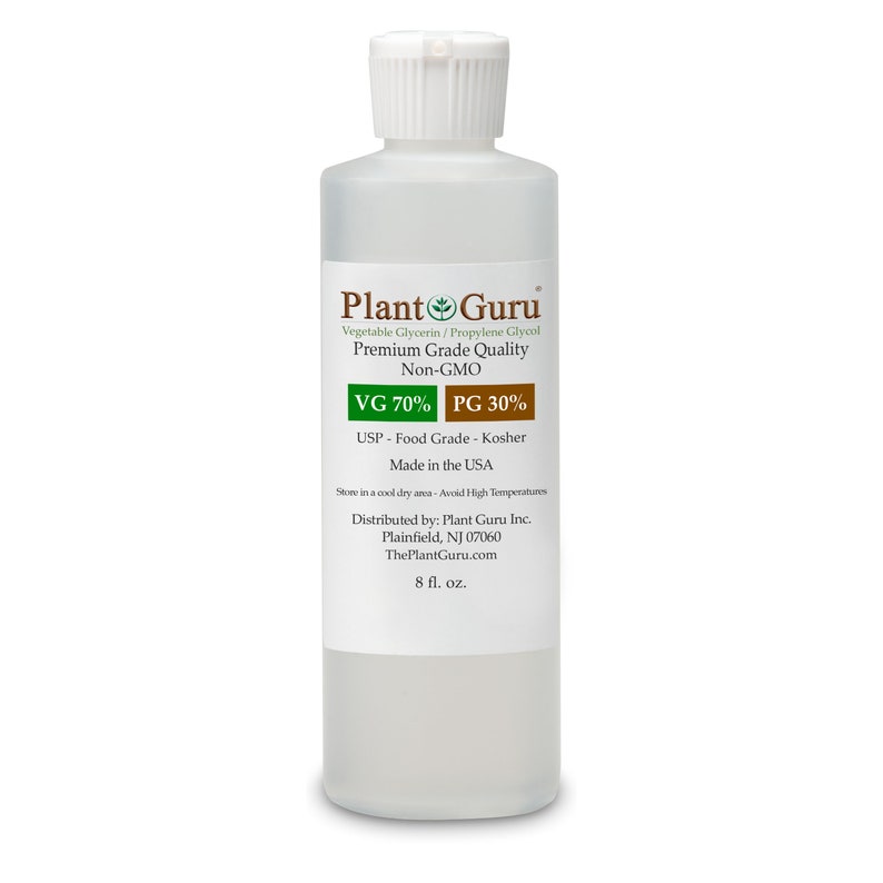 Op de afbeelding: Een doorzichtige plastic fles met een witte dop, met het label "Plant Guru". Het etiket geeft aan dat de inhoud plantaardige glycerine en propyleenglycol is, met VG 70% en PG 30%. De fles bevat 237 ml vloeistof.