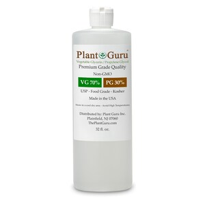 Op de afbeelding: Een heldere plastic fles met een witte dop, met het label "Plant Guru". Het etiket geeft aan dat de inhoud plantaardige glycerine en propyleenglycol is, met VG 70% en PG 30%. De fles bevat 946 ml vloeistof.