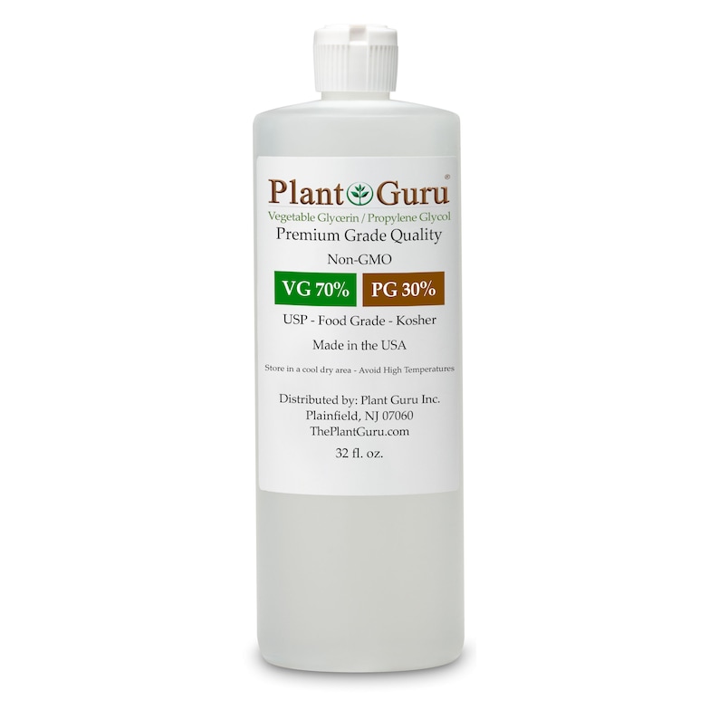 Op de afbeelding: Een heldere plastic fles met een witte dop, met het label "Plant Guru". Het etiket geeft aan dat de inhoud plantaardige glycerine en propyleenglycol is, met VG 70% en PG 30%. De fles bevat 946 ml vloeistof.