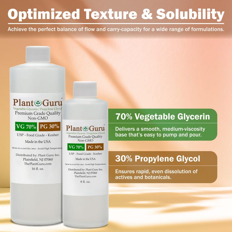Op de afbeelding: Twee witte plastic flessen Plant Guru Vegetable Glycerine en Propyleenglycol. De grotere fles is 473 ml, de kleinere 237 ml. De etiketten geven een mengsel van 70% VG en 30% PG aan, USP Food Grade en Non-GMO.