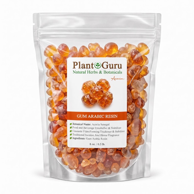 Op de afbeelding: Een doorzichtige, hersluitbare plastic zak gevuld met amberkleurige, doorschijnende stukjes Arabische gomhars. Het witte etiket bevat de tekst Plant Guru Natural Herbs & Botanicals, Acacia en Gum Arabic Resin, met een gewicht van 227 gram.