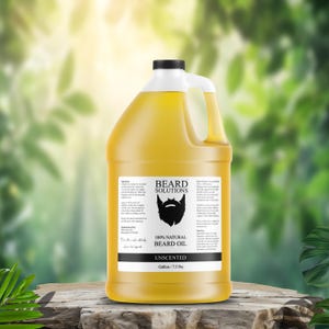 K&ouml;nnte beinhalten: Ein gro&szlig;er gelber Kanister mit unparf&uuml;miertem Bart&ouml;l. Auf dem Etikett steht "Beard Solutions 100% Natural Beard Oil". Der Kanister hat einen schwarzen Deckel und einen wei&szlig;en Griff. Der Hintergrund ist ein verschwommenes Bild von gr&uuml;nem Laub.