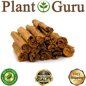 Op de afbeelding: Een stapel kaneelstokjes, lichtbruin van kleur en opgerold. De afbeelding bevat de tekst "Plant Guru", "100% Natural Product" en "Premium Quality".