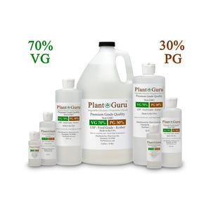 Op de afbeelding: Verschillende heldere flessen en een grote kan, allemaal gelabeld met "Plant Guru" en "VG 70% PG 30%". De producten zijn plantaardige glycerine en propyleenglycol, USP food grade, non-GMO, en gemaakt in de VS.