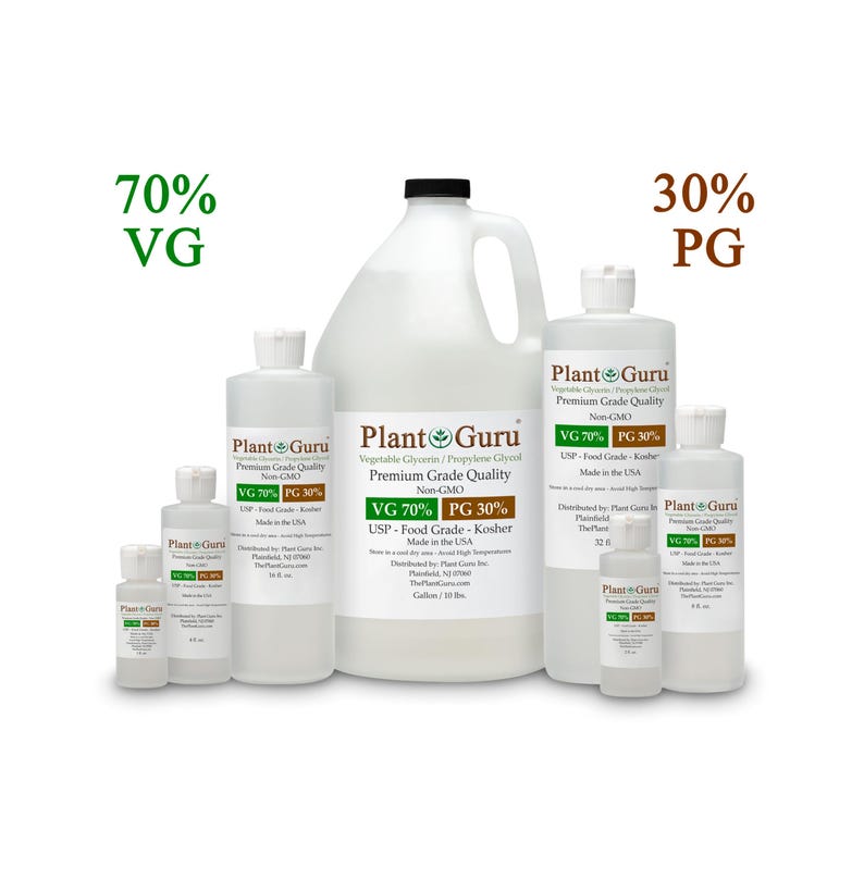 Op de afbeelding: Verschillende heldere flessen en een grote kan, allemaal gelabeld met "Plant Guru" en "VG 70% PG 30%". De producten zijn plantaardige glycerine en propyleenglycol, USP food grade, non-GMO, en gemaakt in de VS.