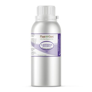 Op de afbeelding: Een zilveren metalen flesje met essenti&euml;le olie van Bulgaarse lavendel. Het etiket luidt "Plant Guru 100% Pure Essential Oils" en "8 oz." De fles heeft een witte dop en een paars etiket met "Therapeutic Grade."