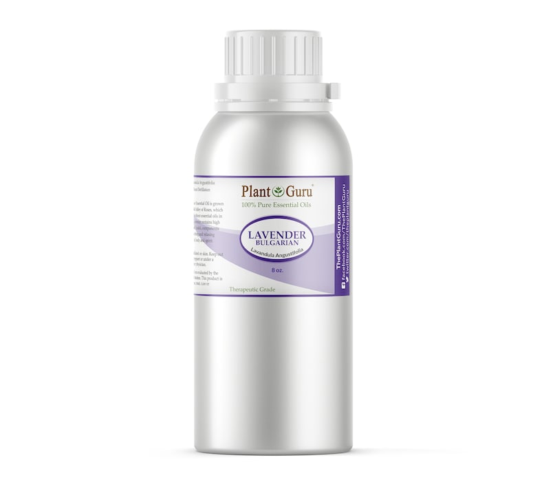 Op de afbeelding: Een zilveren metalen flesje met essenti&euml;le olie van Bulgaarse lavendel. Het etiket luidt "Plant Guru 100% Pure Essential Oils" en "8 oz." De fles heeft een witte dop en een paars etiket met "Therapeutic Grade."