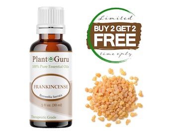 Op de afbeelding: Een bruine glazen flesje met wierook etherische olie, met het label "Plant Guru" en "100% Pure Essential Oils". De fles is 30 ml. Daarnaast een stapel amberkleurige wierookhars. Een groene en bruine cirkel leest "Limited, BUY 2 GET 2 FREE time only."