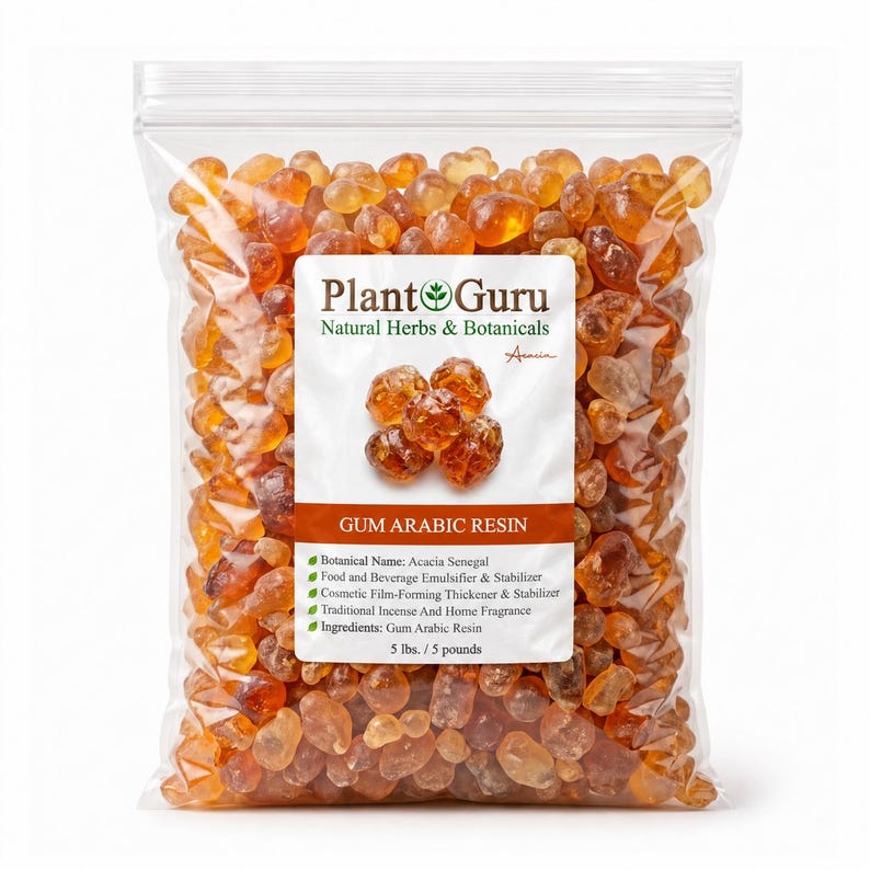 Op de afbeelding: Een doorzichtige, hersluitbare plastic zak gevuld met amberkleurige stukjes Arabische gomhars. Het witte etiket bevat de tekst Plant Guru, Natural Herbs & Botanicals, Acacia, GUM ARABIC RESIN en 2,27 kg, samen met diverse productdetails.