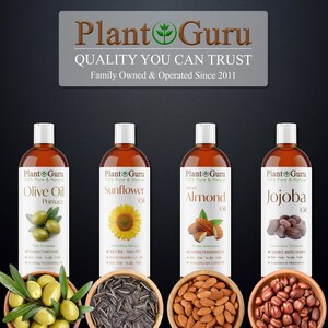 K&ouml;nnte beinhalten: Vier Flaschen Plant Guru 100% reines & nat&uuml;rliches &Ouml;l. Die Flaschen sind mit Oliven&ouml;l Trester, Sonnenblumen&ouml;l, S&uuml;&szlig;mandel&ouml;l und Jojoba&ouml;l beschriftet. Jede Flasche befindet sich neben einer Sch&uuml;ssel mit der entsprechenden Zutat: Oliven, Sonnenblumenkerne, Mandeln und Jojoba-Samen.